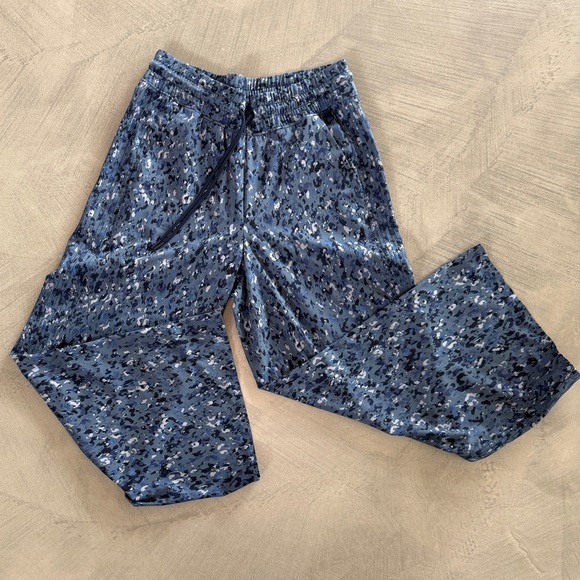 Athleta Blue Wide Leg Cropped Pants Blue Camo Pattern- {6} - Picture 10 of 11